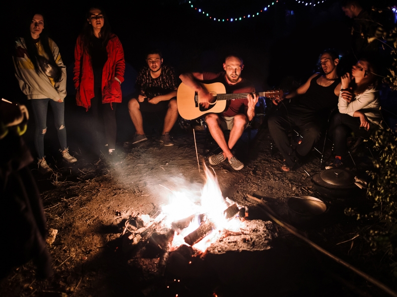 Những bài hát cắm trại cực hay và chill dành cho nhóm bạn hay gia đình đi Camping 