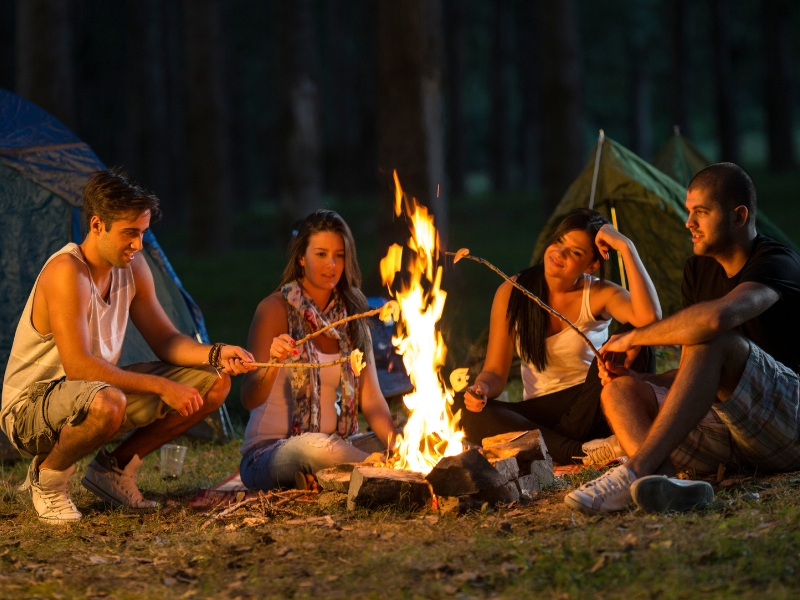 Truyện kể lửa trại sẽ mang đến cho bạn những câu chuyện thú vị, tạo không gian vui vẻ bên bạn bè và người thân 